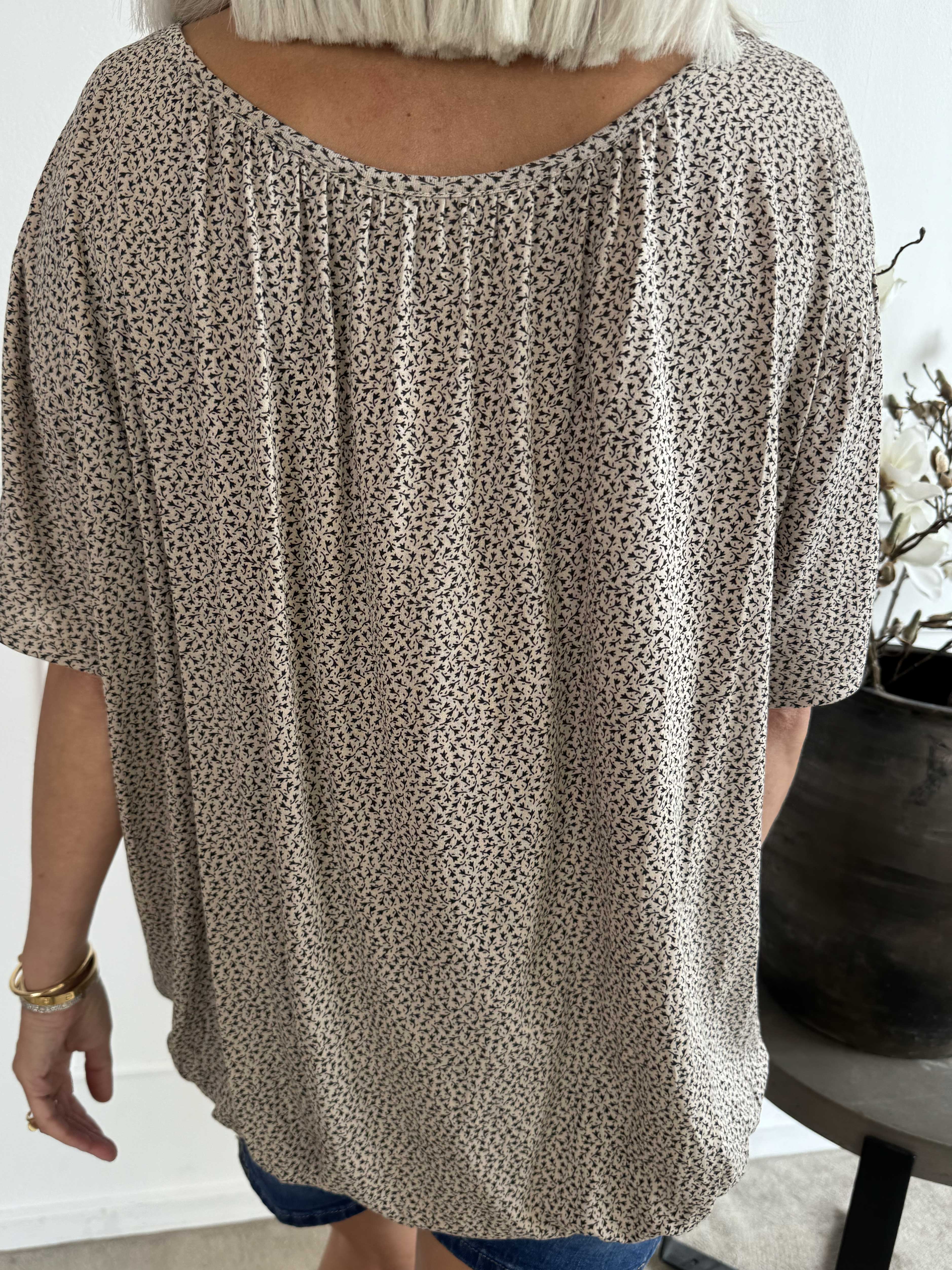 Miracle Flower T-shirt - Bluse i viskose med elastik forneden